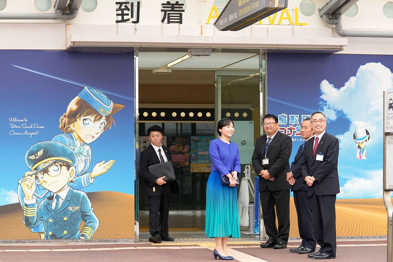 9月26日、“鳥取砂丘コナン空港”の愛称で親しまれる鳥取空港に到着された佳子さま