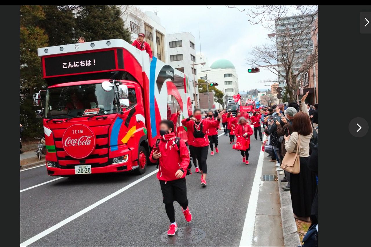 聖火リレーと共に全国を回るキャラバン隊。車上にはノーマスクのDJが（インターネットより）