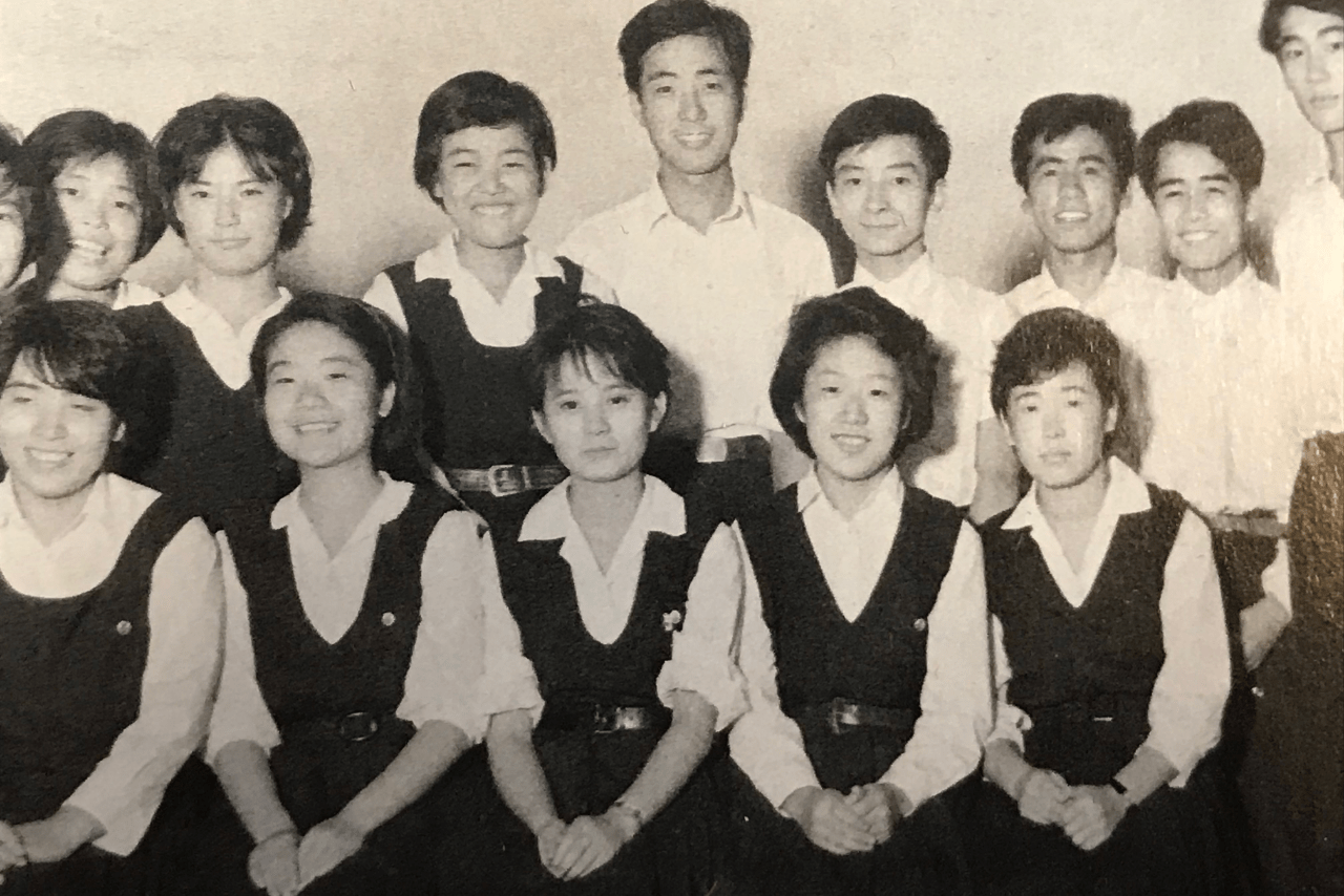 高校時代の演劇部のメンバーとの記念写真（前列右から2番目）