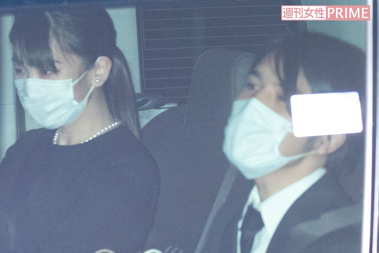 11月6日、川嶋辰彦さんの自宅で行われた家族葬を終えた小室眞子さんと圭さん