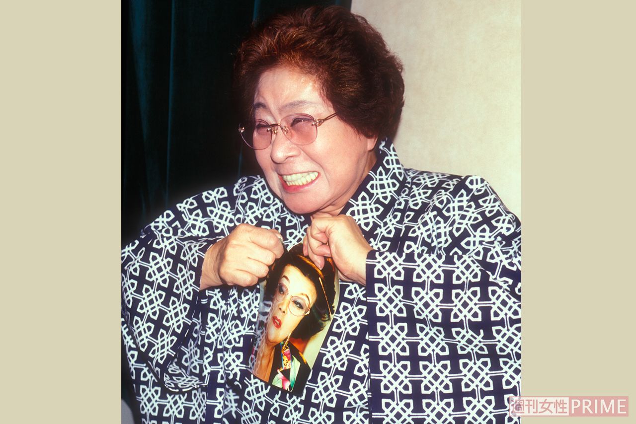 野村沙知代さんの写真を破こうとする浅香光代さん