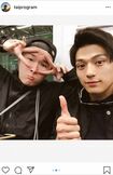 電車内での草野大成と新田真剣佑(インスタグラムより)