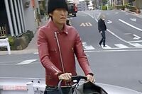 千原ジュニアのすべらない子育て！「赤ライダースでベビーカー」のクセが凄い