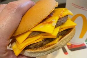 ダブルチーズバーガーにチーズを5枚トッピングしたセブンチーズバーガー。タイのマクドナルドでは、ほぼすべての具材を有料で増量可能（筆者撮影／東洋経済オンライン）