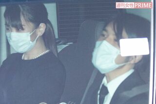 11月6日、川嶋辰彦さんの自宅で行われた家族葬を終えた小室眞子さんと圭さん