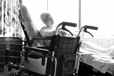 家族間の認知症介護は想像以上に厳しい。「他人だからこそできる介護」があると畑江さん　※写真はイメージです