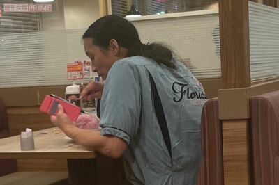 かき氷を食べながらスマホを見る布川