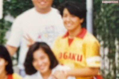 ハンドボール部時代の藤崎さん（右）と親友の高見さん（左）