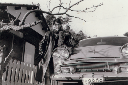 剣を抱く母・豊美さん。学校時代にたびたび呼び出された子ども時代を振り返ってくれた