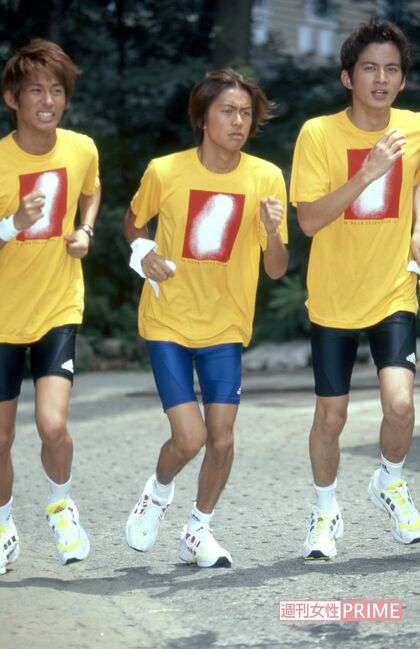 '98年の日本テレビ系『24時間テレビ』でチャリティーマラソンランナーを務めたV6。17歳の岡田はやせ細く