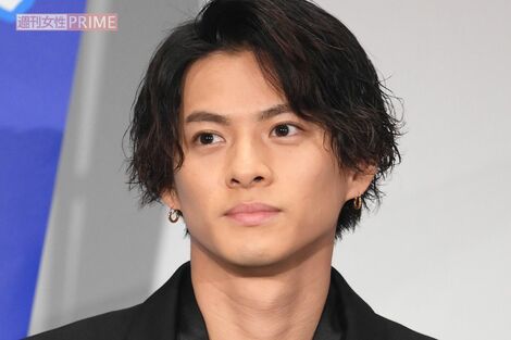 Number_i・平野紫耀、最新MVで披露した“ダサかわ”衝撃ビジュアルが「本当に別人レベル」「春日じゃん」ファン騒然《2026年8月Choice》