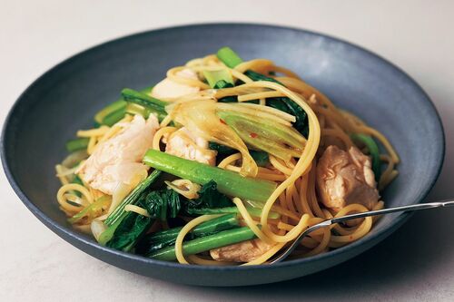 ささみと小松菜のピリ辛パスタ　写真／鈴木泰介