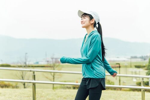 食後すぐに身体を動かすことで糖が効果的にエネルギー源として使われ、血糖値の急上昇が抑えられる　※写真はイメージです