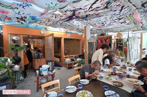 カラフルな外観のココルーム。中に入ると、釜芸の参加者たちが書いた書道が天井いっぱいに飾られていた