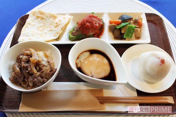 監督・出演者らの「家族のレシピ」はコチラ。（写真左上から時計回りに）シシド・カフカのケサディア、別所哲也のピーマン肉詰め、松田聖子のがめ煮、ジネット・アウのちごもち、エリック・クー監督の半熟卵、伊原剛志の牛丼