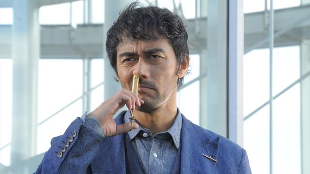 阿部寛、渾身の「鼻栓外し」の決めポーズ　(c)NHK