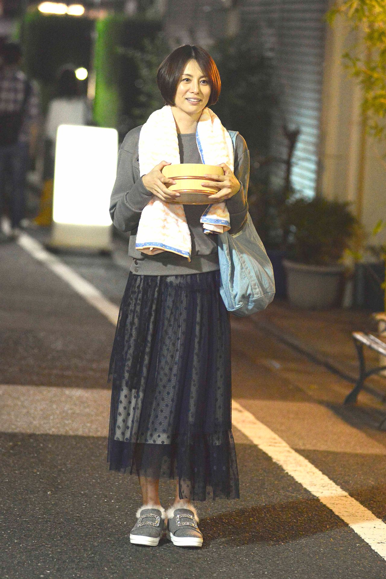 オフでは表情も歩き方も違う　(c)テレビ朝日