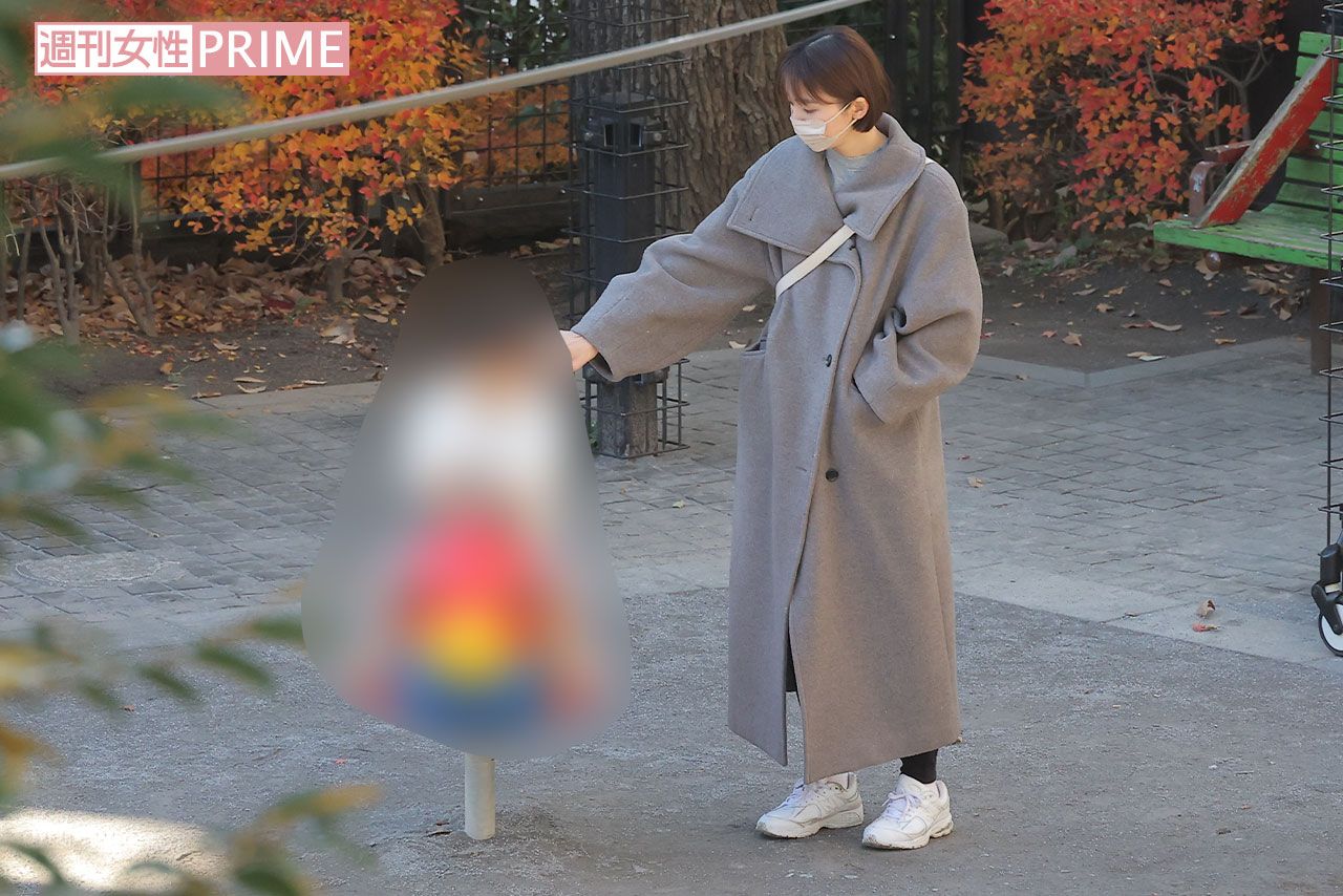 12月25日、自宅近所の公園に娘を連れて現れた篠田麻里子