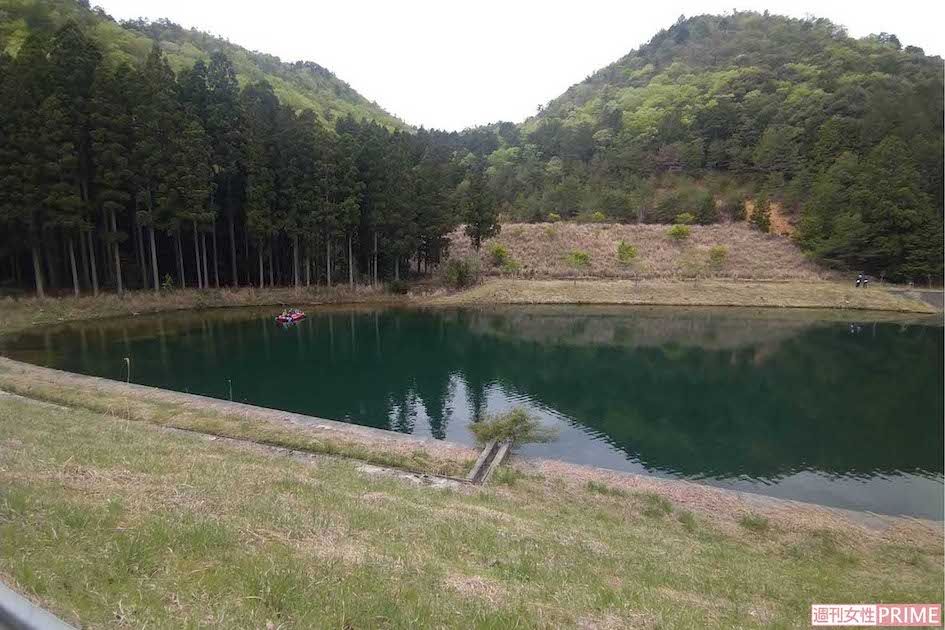 警察が結希さんの遺留品を捜索している、遺体が遺棄された現場近くの池