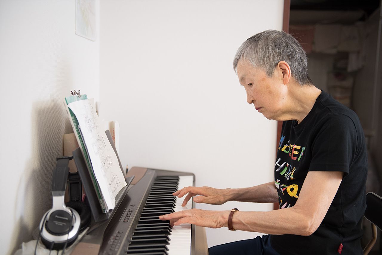子どものころピアノを習いたかったが、戦争中だったので断念。75歳から習い始めた　撮影／渡邉智裕
