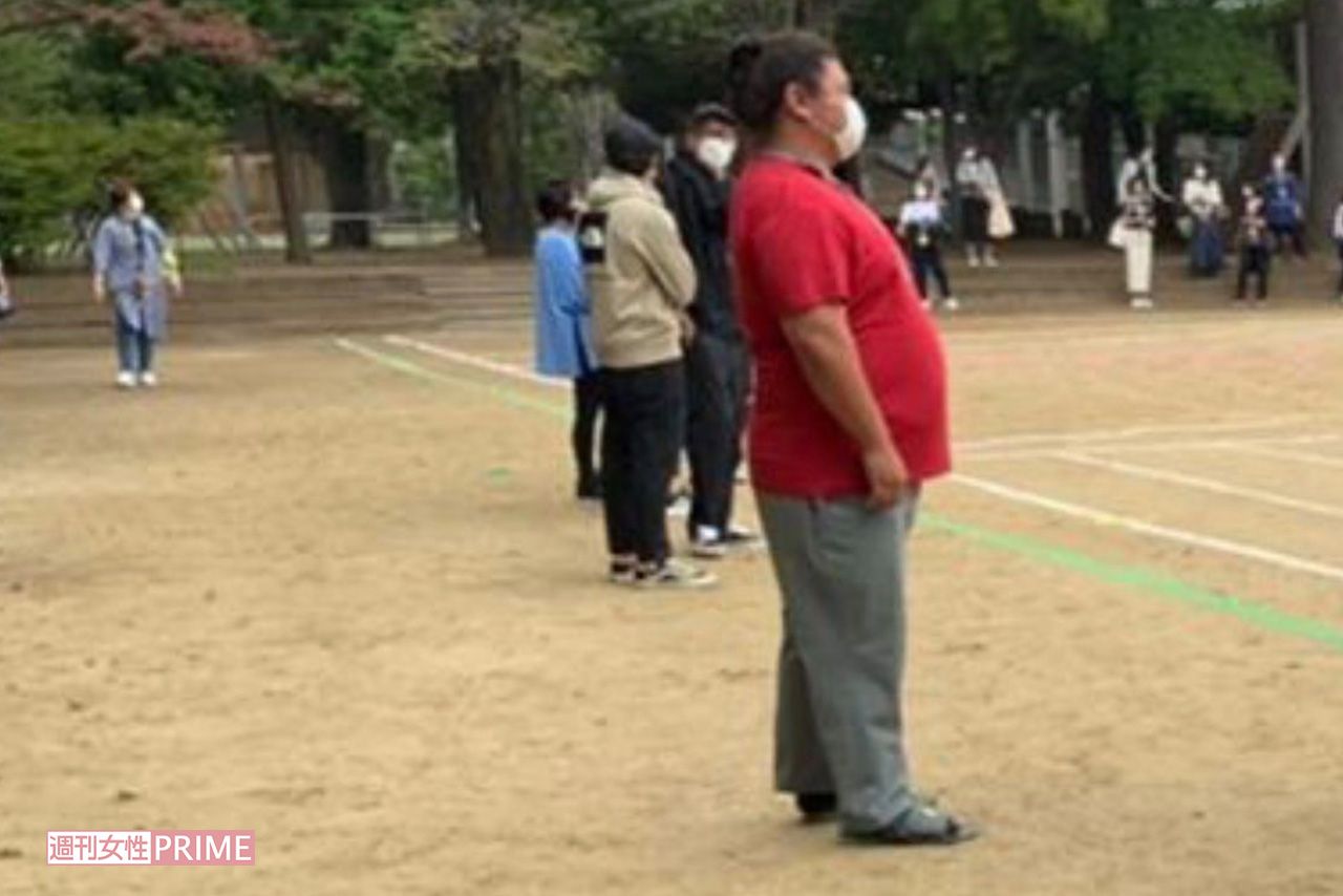 参加した子どもの運動会でひとり佇む親方