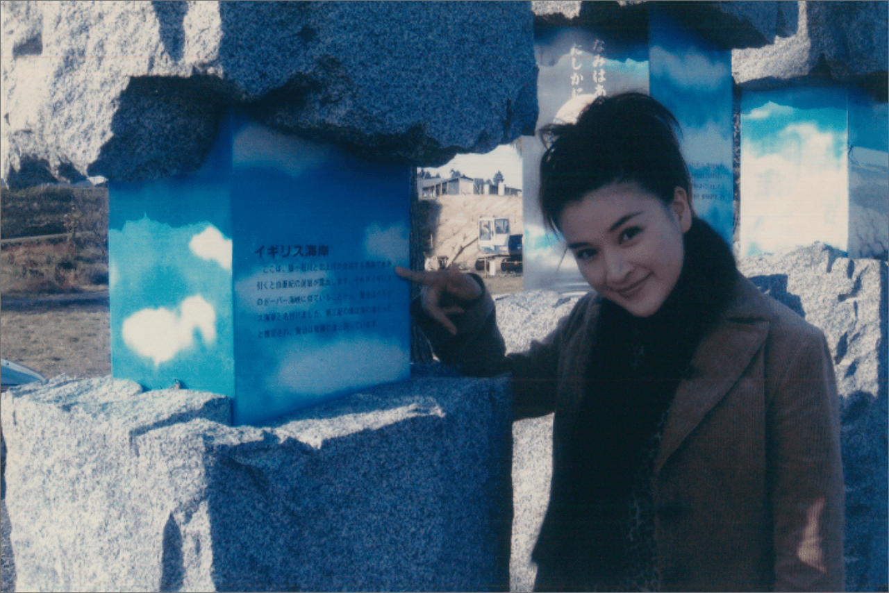 ロケで訪れた岩手県花巻市の観光名所「イギリス海岸」にて