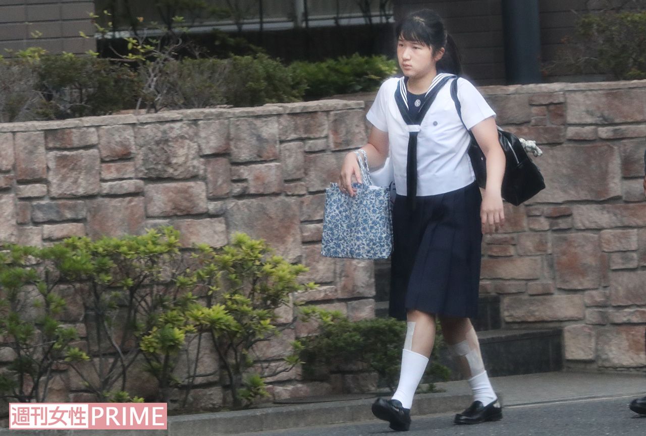 投稿される愛子さま。足にはテーピングが