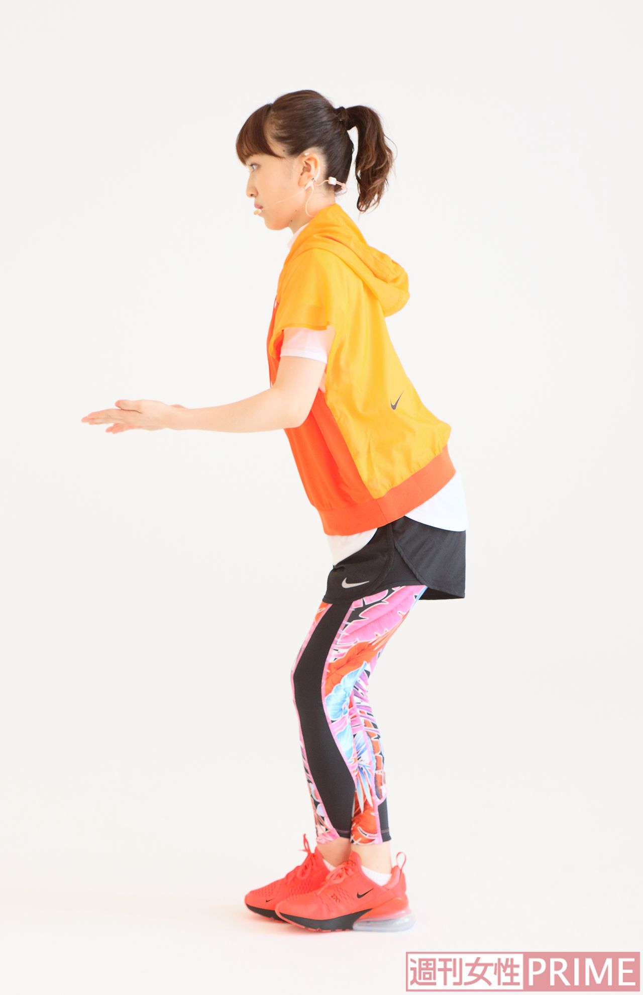 《1》を横から見た図。足の裏は、親指と小指の付け根、かかとの三角形を意識して感じるとラク。全身のバランスがとりやすくなる。