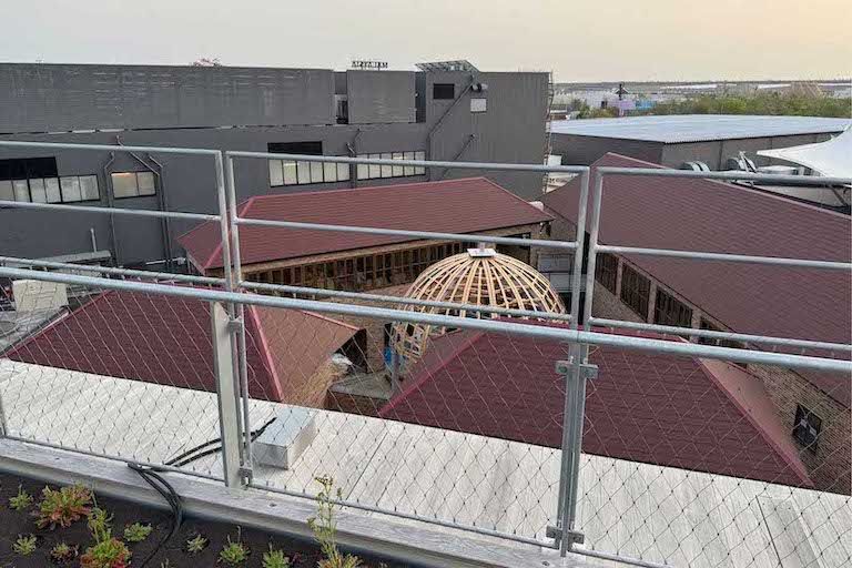 大阪・関西万博のネパール館。外装は立派だが、木材が剥き出しになったままで工事が停止している（Xより）