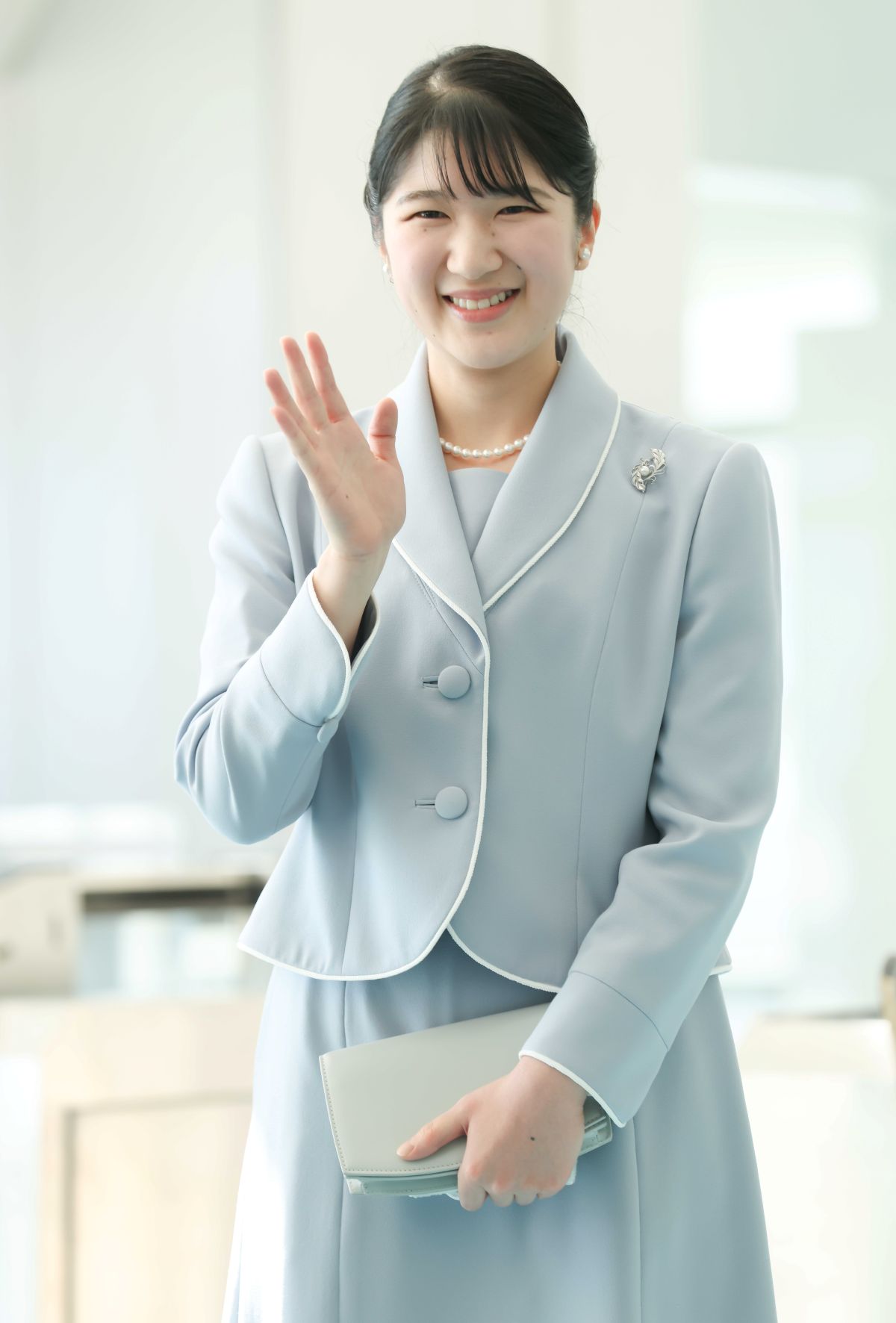 愛子さまにとって初の海外公式訪問となったラオスへの出国時、爽やかなパステルブルーのアンサンブルでお出ましに。胸元に輝く羽根のブローチは、新たなステージへ羽ばたくことを象徴するかのよう