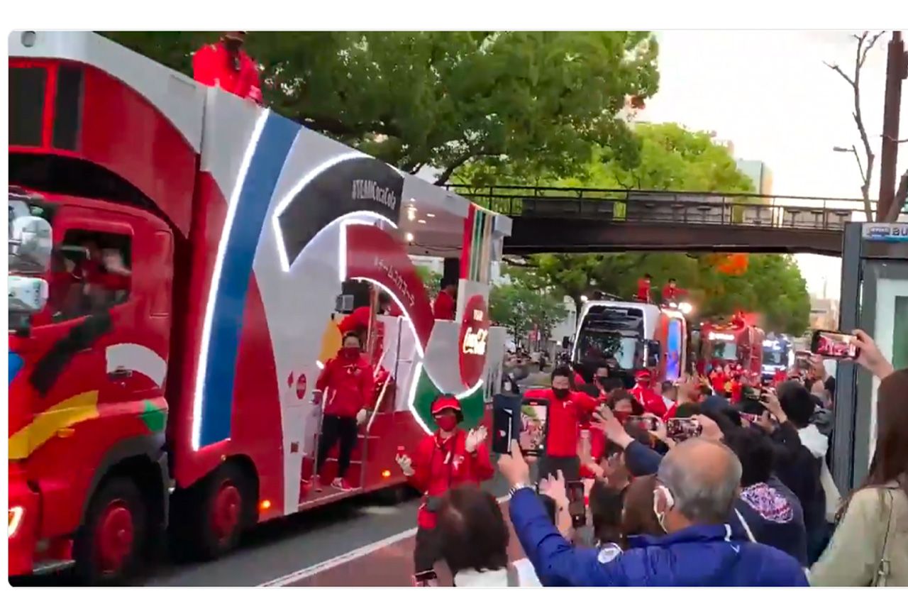 聖火リレーと共に全国を回るキャラバン隊とパフォーマー（インターネットより）