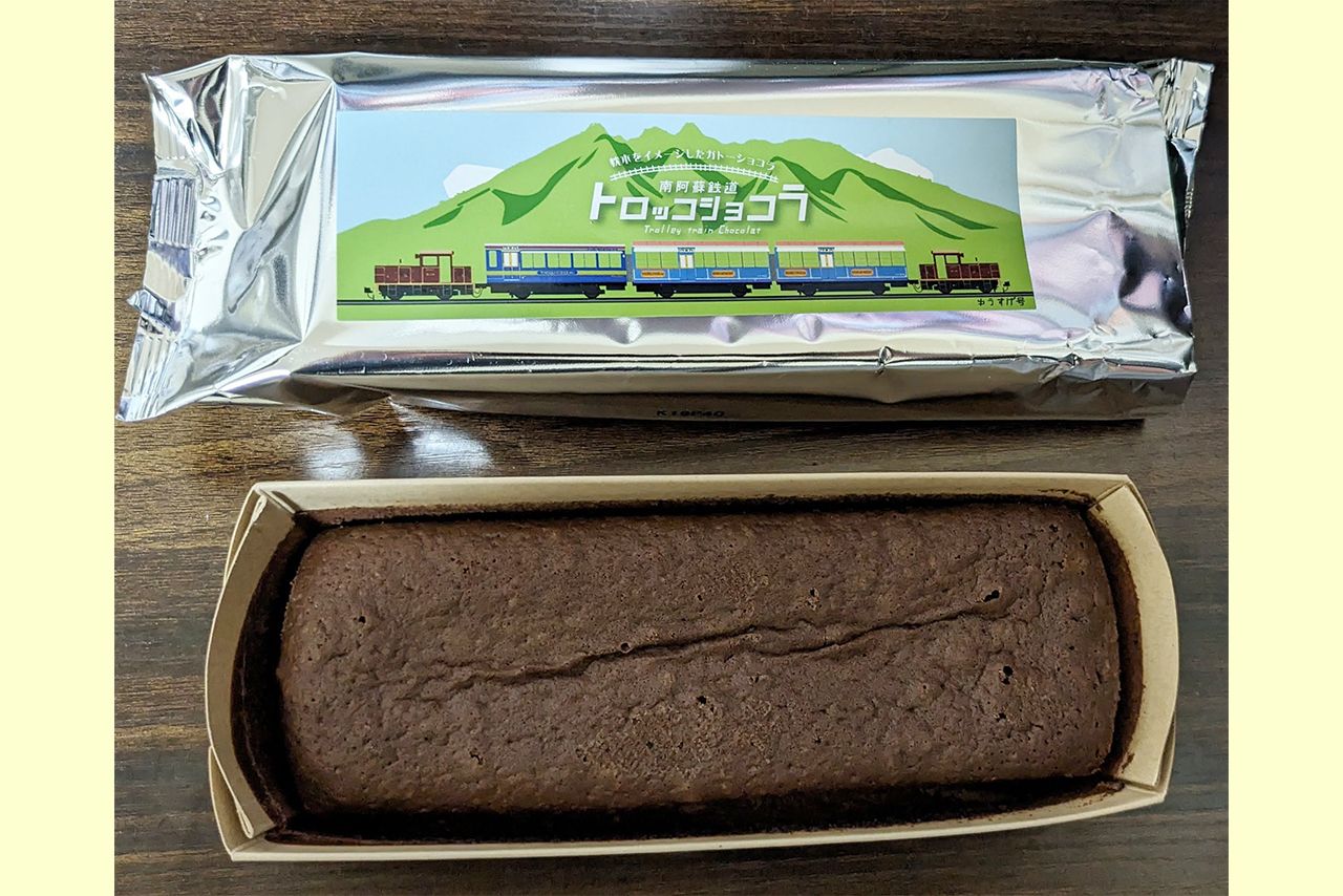 甘いものを普段は買わず、ふるさと納税の返礼品を活用。写真は熊本県高森町の返礼品で10本で1.8kgのガトーショコラ