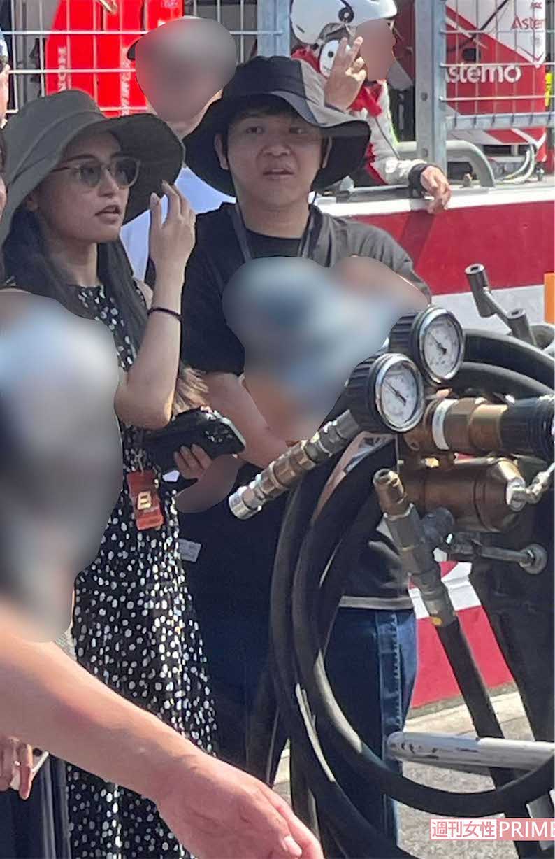 2024年8月、一家3人でレーシング観戦。小島瑠璃子と赤ちゃんを抱く夫の北村功太さん