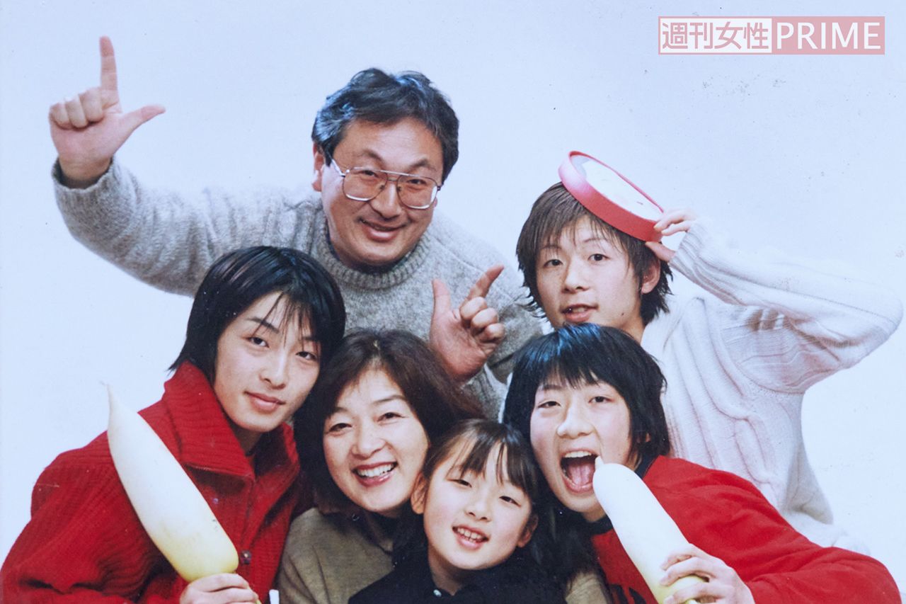 若いころの家族写真はいかにも賑やか。前列左から2番目が美和子さん（佐々木さん提供）