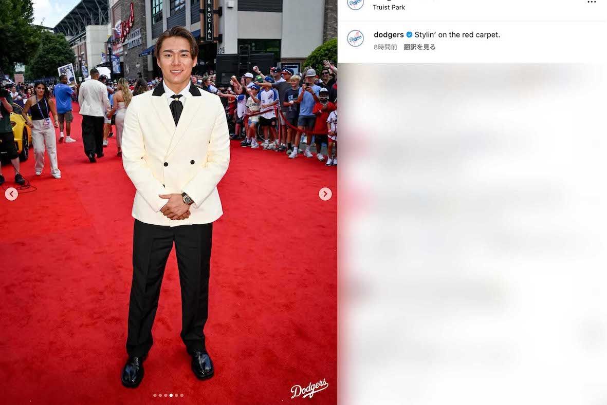 MLBオールスター戦のレッドカーペットショーに、ホテルのベルボーイ風な装いで登場した山本由伸。超高級腕時計を着用し、靴は先っぽが割れた足袋のようなデザイン（ドジャースの公式インスタグラムより）