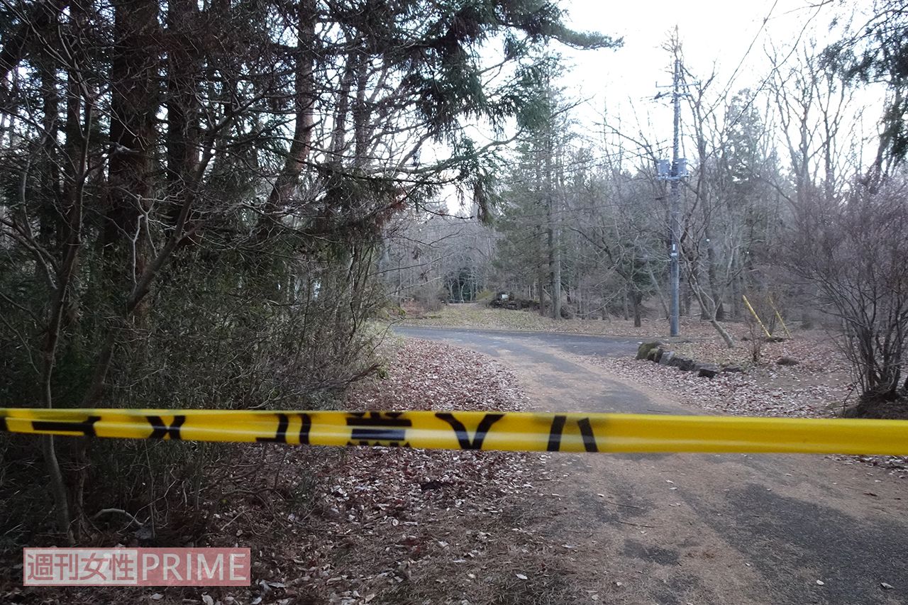 遺体遺棄現場は警察の規制線がはられ、現場検証が行われていた（那須町）
