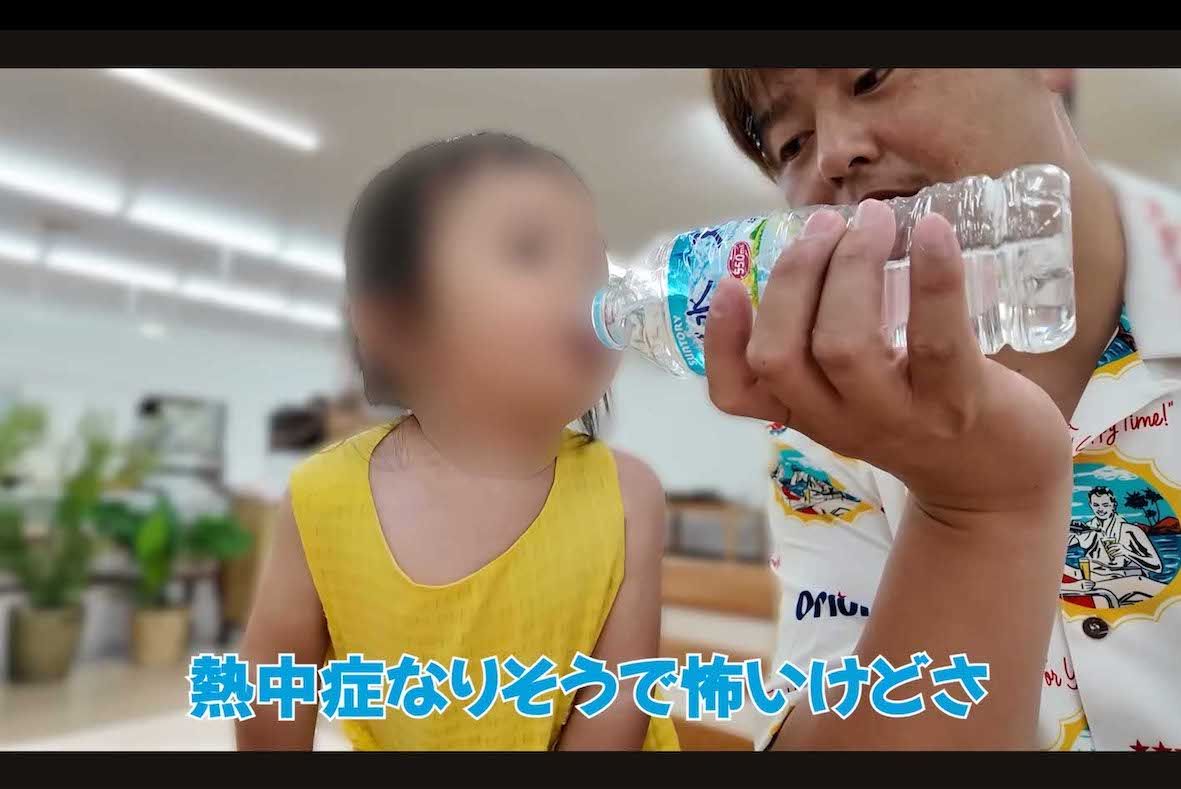 「日中、お酒飲んだら熱中症になりそうで怖いけど、この暑さは飲んじゃうよね」と発言した上でビールらしき飲み物を飲んだ家族系YouTuber『ばつまる夫婦』夫の“ジョニー”ことHIRO（YouTubeチャンネルより、一部編集部で加工）