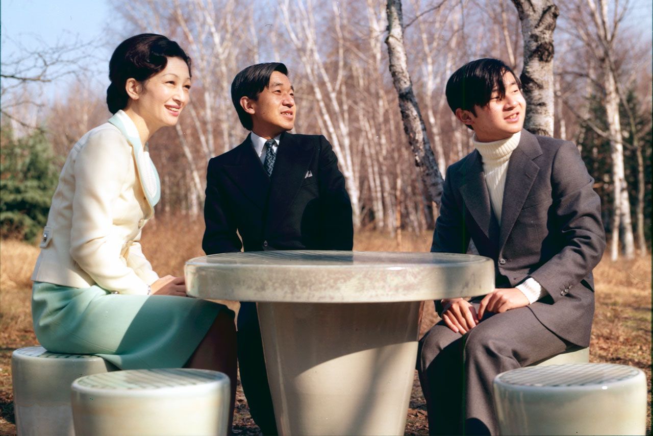 '76年12月、学習院高等科2年だった天皇陛下と上皇ご夫妻が微笑まれて