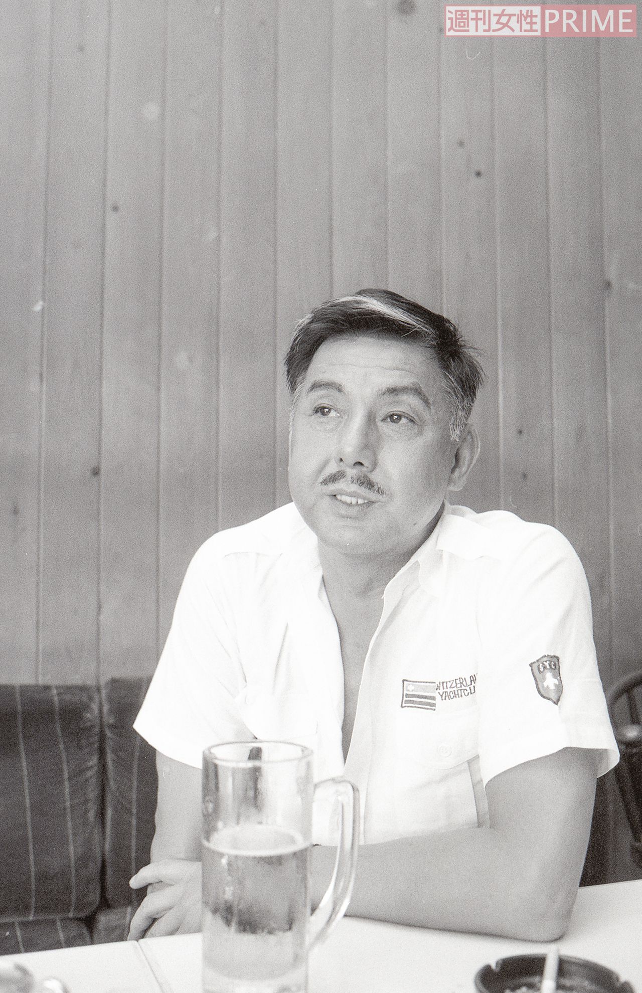 '87年に本誌の取材を受ける宍戸錠さん。机にはビールとタバコが