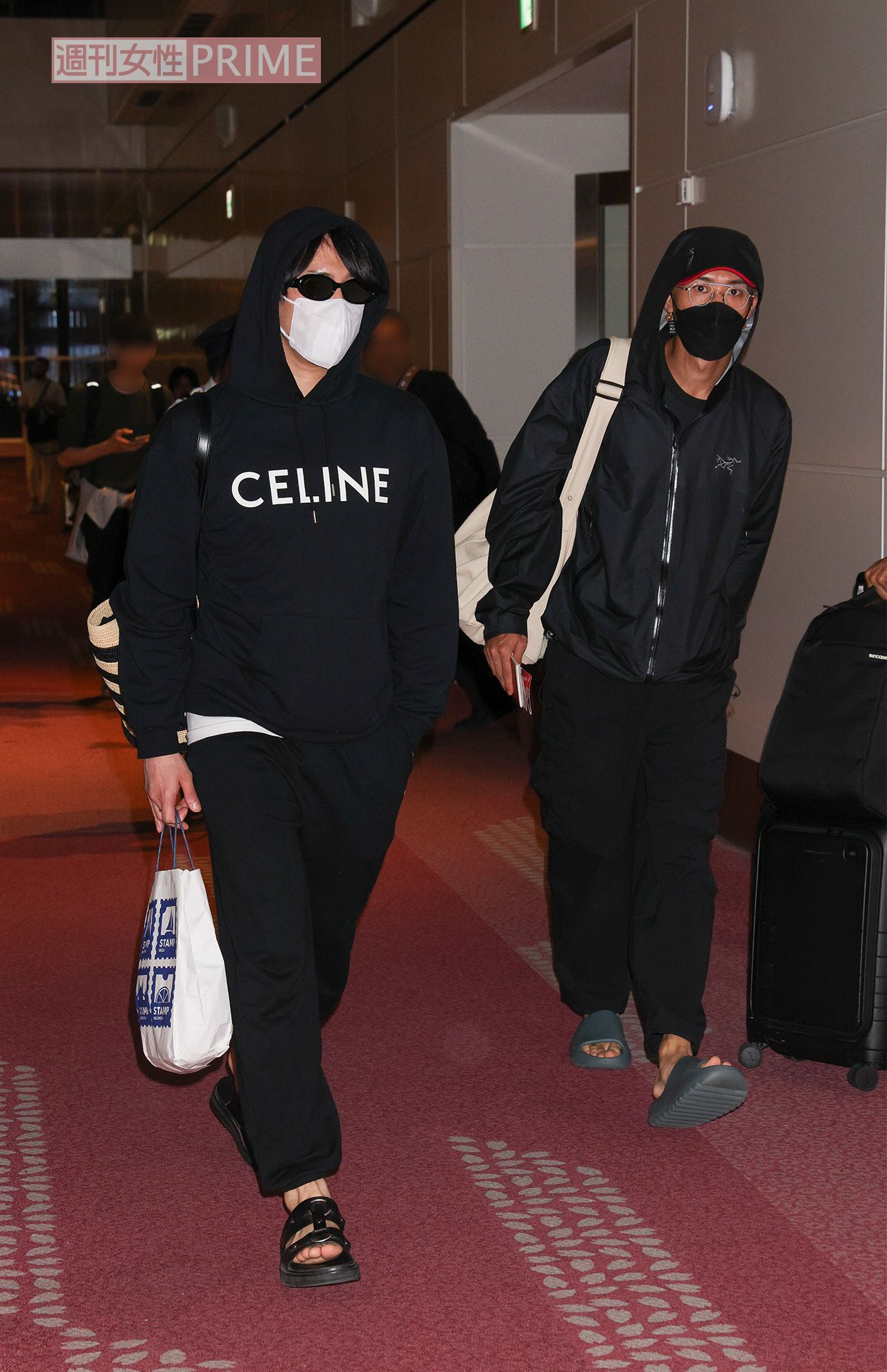 2024年5月22日、ドバイ発のエミレーツ便で羽田空港第3ターミナルに到着した宮舘涼太（左）と岩本照