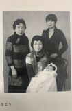 青木さやかと孫を抱く実母(中央)、左は青木の祖母。親子4代の写真