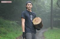 【独占密着】東出昌大の山小屋生活を覗いてみたら「川の水を飲んで、ヘビは丸焼き、昆虫も食べる」サバイバ…