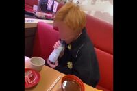 『はま寿司』の次は『スシロー』でも…“醤油差しを舐める”“レーン上の寿司に唾つけ”、SNS動画に投稿さ…