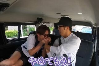濱田崇裕の手をとってキスをする小瀧望（WEST.のYouTubeより）