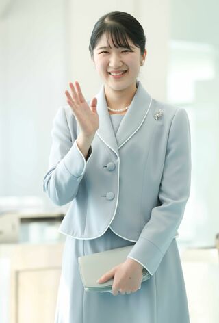 愛子さまにとって初の海外公式訪問となったラオスへの出国時、爽やかなパステルブルーのアンサンブルでお出ましに。胸元に輝く羽根のブローチは、新たなステージへ羽ばたくことを象徴するかのよう