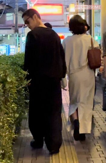 2023年9月下旬、窪田正孝（左）と水川あさみ（右）は、休日の人混みも気にせずスーパーへ