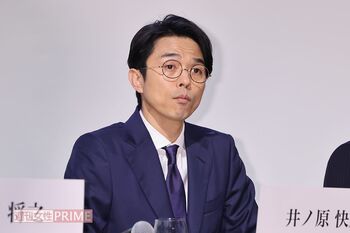 たびたび指名されない記者の質問を遮っていた井ノ原