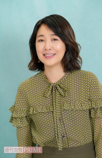 菊池桃子　撮影／伊藤和幸　ブラウス：Soclose,／スカート：DAMAcollection／ピアス：NATURALIJEWELRY