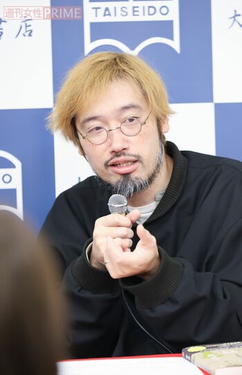 今泉力哉●1981年福島県生まれ。大学在学中から映画製作を始め、2010年『たまの映画』で商業映画監督デビュー。映画やドラマ、ミュージック・ビデオなどを手がけ、主な監督作品に『愛がなんだ』『街の上で』『アンダーカレント』などがある。脆く弱い部分を持つ登場人物の心の揺れ動きや孤独感などを丁寧に描く作風で多くの支持を得る。