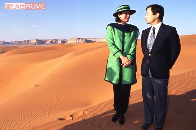 '94年、サウジアラビアのリヤド郊外で夕日に映える通称“赤い砂漠”で微笑まれる皇太子さま（当時）と雅子さま